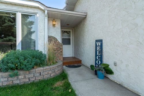 906 7 St Se, High River, AB, T1V1K3 | Card Image