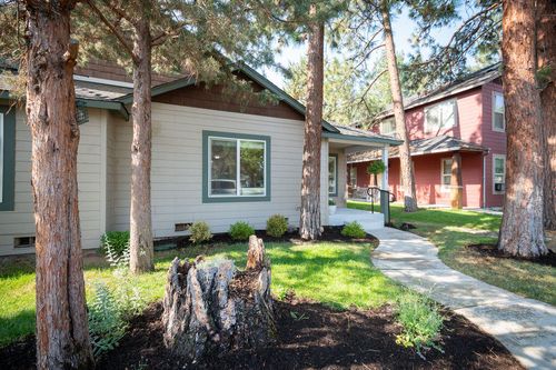 941 E Cascade Ave, Sisters, OR, 97759-9007 | Card Image