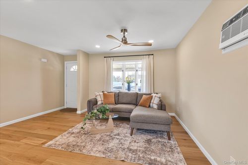 77 Lloyd Ave, Babylon, NY, 11703-2610 | Card Image