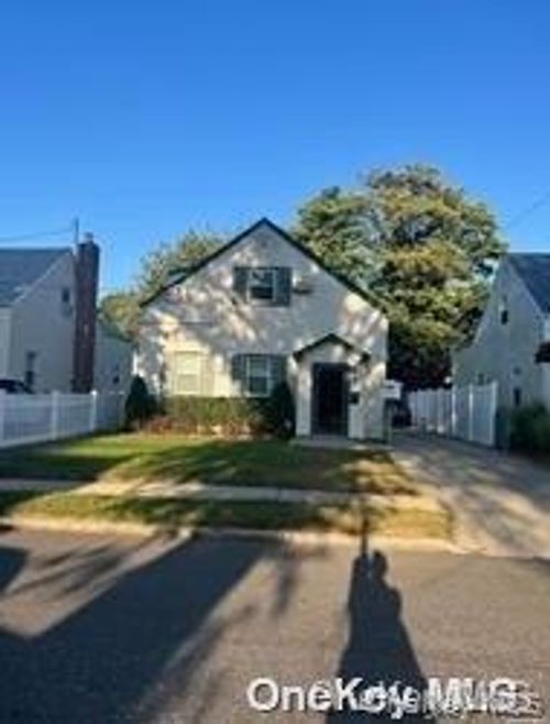 17 Wingate Rd, Valley Stream, NY, 11581-2923 | Card Image