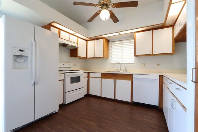 Large Kitchen w/ newer garbage disposal | Image 13