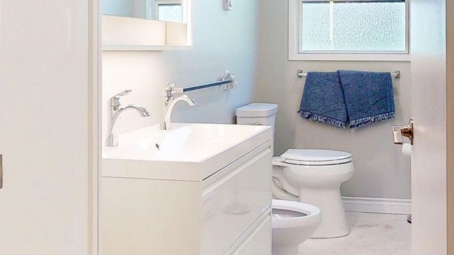 With large walk-in shower | Image 20