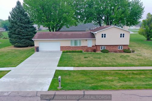 631 Swan Ln, Grand Island, NE, 68801 | Card Image