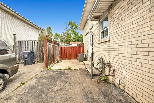 69 Newstead Cres, House attached with 4 bedrooms, 2 bathrooms and 3 parking in Brampton ON | Image 28