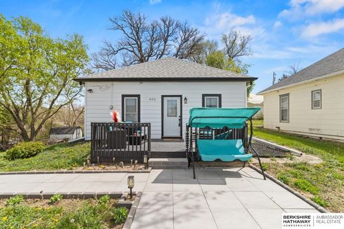 403 Bluff St, Oakland, IA, 51560-4021 | Card Image