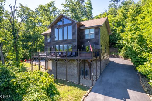 933 E Foothills Dr, Gatlinburg, TN, 37738-5349 | Card Image