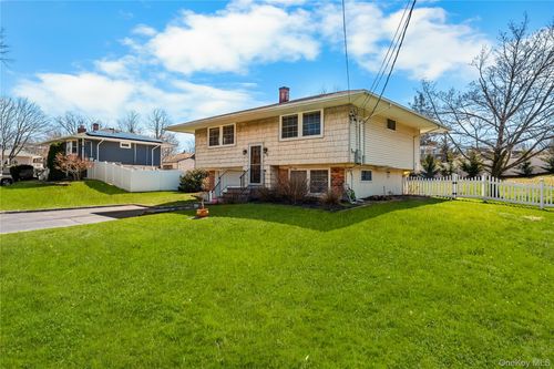 18 Lynx Ln, East Setauket, NY, 11733-3621 | Card Image