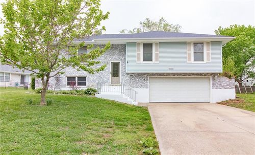 1208 Cambridge Dr, Warrensburg, MO, 64093-8913 | Card Image
