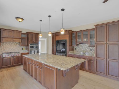 9223 W Wyndham Hills Ct, Franklin, WI, 53132-8220 | Card Image
