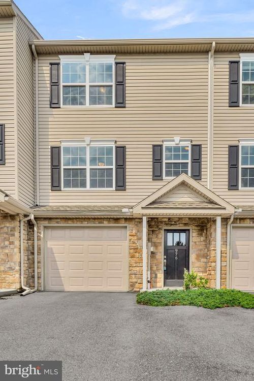 976 Gregs Dr, Harrisburg, PA, 17111-5553 | Card Image