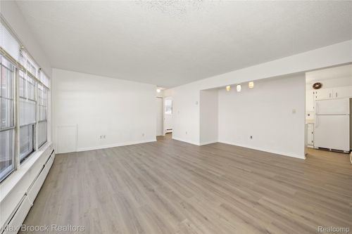 3206 Shenandoah Dr, Royal Oak, MI, 48073-3066 | Card Image