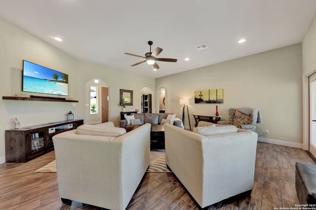 211 Comal Run, House other with 3 bedrooms, 4 bathrooms and null parking in Bulverde TX | Image 11