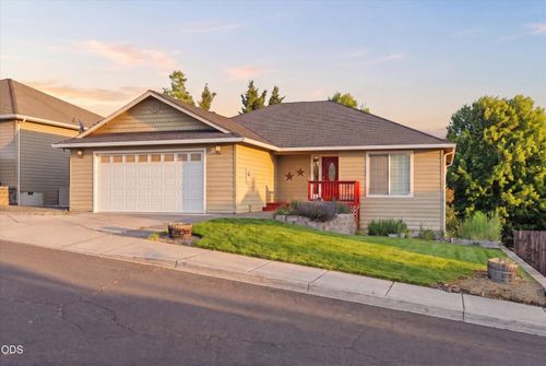 1056 Highlands Dr, Eagle Point, OR, 97524-9040 | Card Image