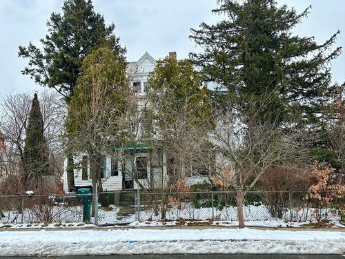 158 Pleasant St, Holyoke, MA, 01040-2673 | Card Image