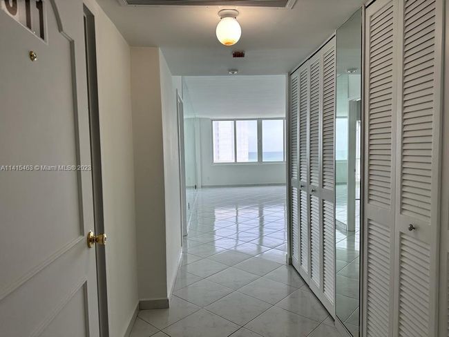APT-811 - 5401 Collins Ave, Condo with 2 bedrooms, 2 bathrooms and null parking in Miami Beach FL | Image 36