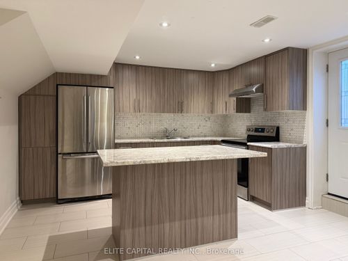 bsmt-990 Sherman Brock Cir, Newmarket, ON, L3X0B8 | Card Image