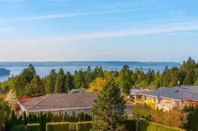 940 King Georges Way, House other with 4 bedrooms, 3 bathrooms and 2 parking in West Vancouver BC | Image 2