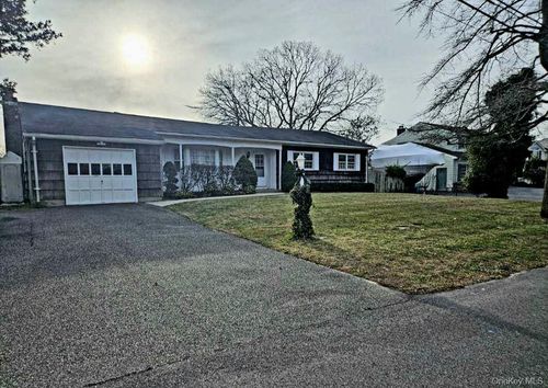 182 Connetquot Dr, Oakdale, NY, 11769-1943 | Card Image