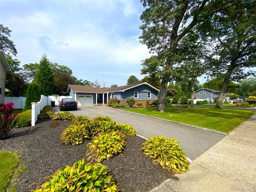 94 Eagle Ln, Hauppauge, NY, 11788-2213 | Card Image