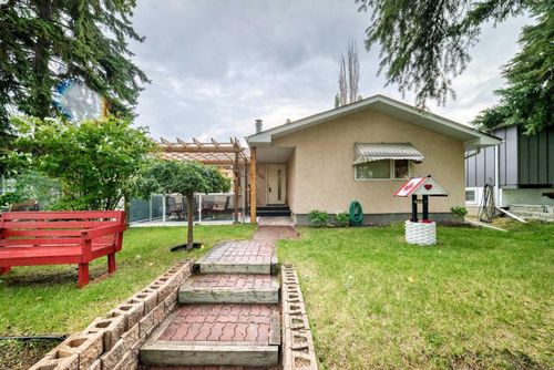 728 Willacy Dr Se, Calgary, AB, T2J2E1 | Card Image