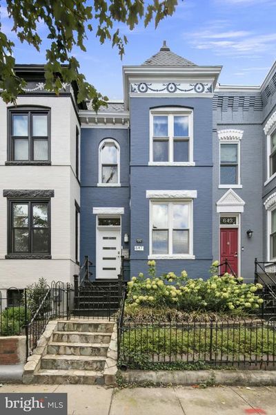 647 F Street Ne, Townhouse with 3 bedrooms, 3 bathrooms and null parking in WASHINGTON DC | Image 1