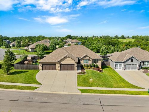 9300 Sw Tsunami Ct, Lee's Summit, MO, 64064-7927 | Card Image
