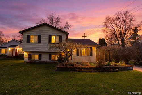 5685 S Aylesbury Dr, Waterford, MI, 48327 | Card Image