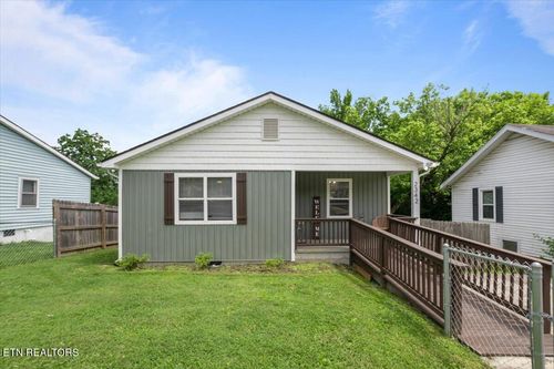 2342 E Glenwood Ave, Knoxville, TN, 37917-6973 | Card Image