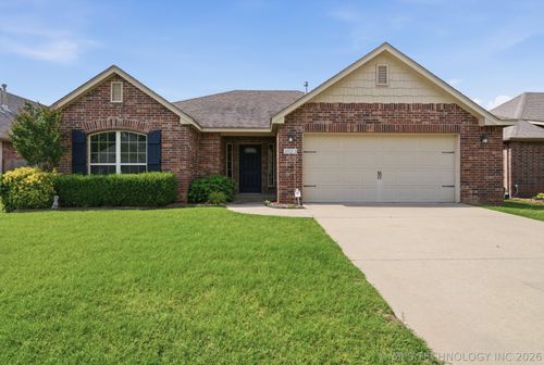 3023 W Mobile St, Broken Arrow, OK, 74011-7849 | Card Image