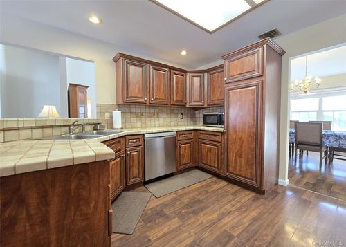 29 Pine St, Brookhaven, NY, 11719-9410 | Card Image