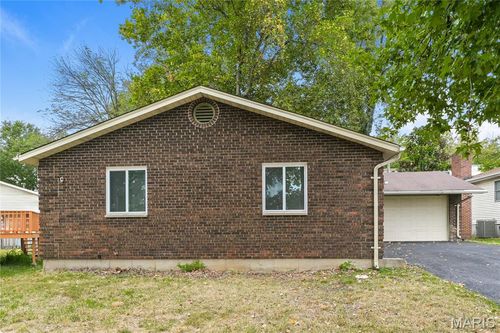 1215 Dawn Valley Dr, Maryland Heights, MO, 63043-3607 | Card Image