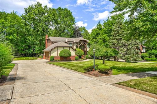 8421 Timber Trl, Brecksville, OH, 44141-1739 | Card Image