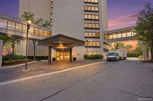 24d-300 Riverfront Dr, Detroit, MI, 48226-4524 | Card Image