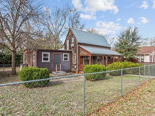 209 W Travis St, Fredericksburg, TX, 78624-3852 | Card Image
