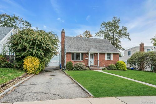 4 Timber Rd, Glen Cove, NY, 11542-1523 | Card Image