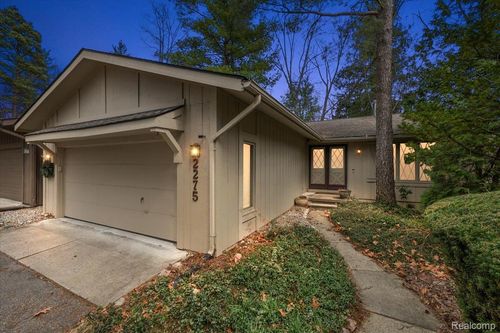 2275 Forest Gln, West Bloomfield, MI, 48324-3730 | Card Image