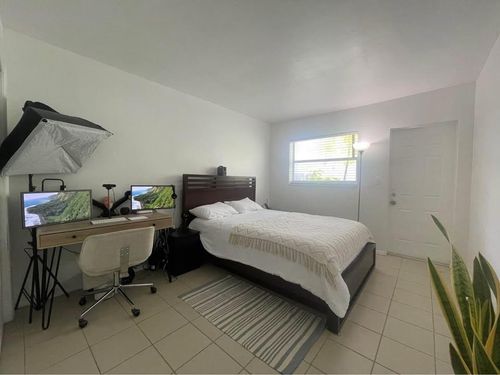 220 Ne 41st St, Oakland Park, FL, 33334-1454 | Card Image