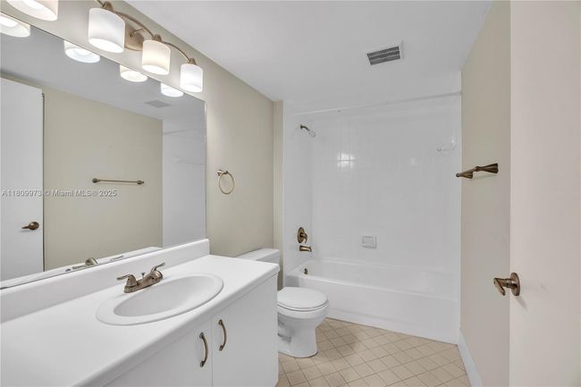 APT-403C - 12551 Sw 16 Th Ct, Condo with 2 bedrooms, 2 bathrooms and null parking in Pembroke Pines FL | Image 11