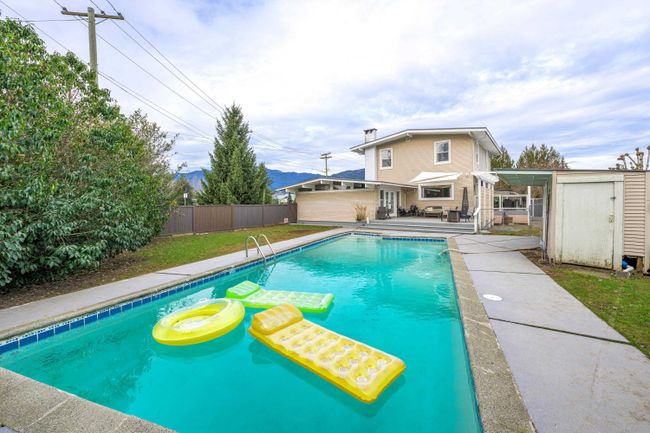 10014 Young Road, House other with 4 bedrooms, 3 bathrooms and 8 parking in Chilliwack BC | Image 3