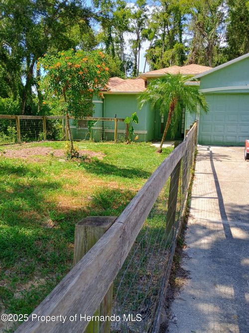 8977 Lake Dr, New Port Richey, FL, 34654-4820 | Card Image
