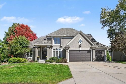 8121 Park View Dr, Parkville, MO, 64152-3107 | Card Image