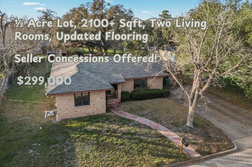 927 E Walnut St, La Grange, TX, 78945-2943 | Card Image