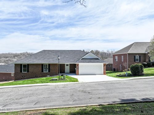 124 Keeneland Cir, Greeneville, TN, 37743-5592 | Card Image