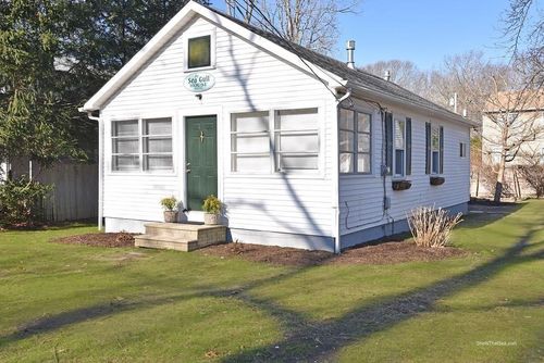 109 Conanicus Rd, Narragansett, RI, 02882-2435 | Card Image