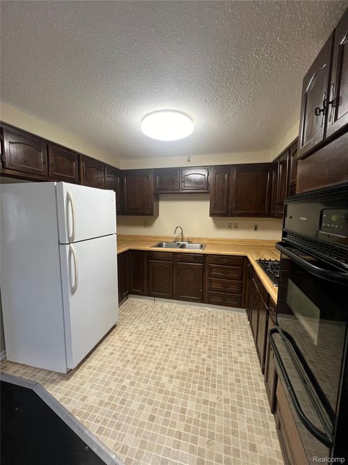 2517 Mackinaw St, Saginaw, MI, 48602-3143 | Card Image