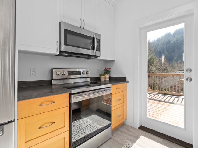 945 Rivendell Drive, Home with 3 bedrooms, 2 bathrooms and 2 parking in Bowen Island BC | Image 10