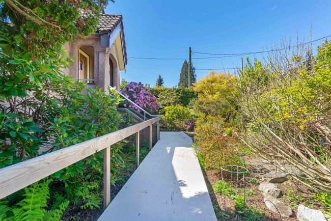 2308 Lawson Avenue, House other with 4 bedrooms, 2 bathrooms and 3 parking in West Vancouver BC | Image 25