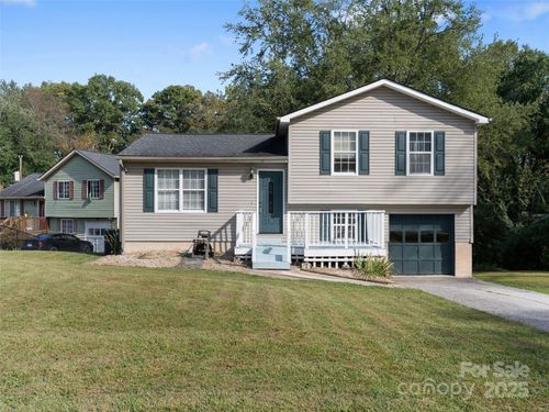 227 Bradshaw Ave, Hendersonville, NC, 28792-5423 | Card Image