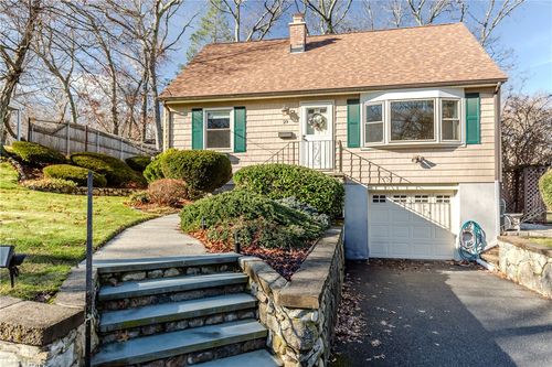 29 Julien St, Smithfield, RI, 02917-2906 | Card Image