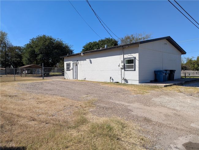 410 E Willis St, House other with 2 bedrooms, 1 bathrooms and null parking in Odem TX | Image 7